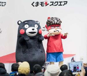 熊本復興支援プロジェクトでコラボした吉田くん(右)とくまモン