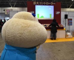 巨大コントローラーにプレーヤーは四苦八苦