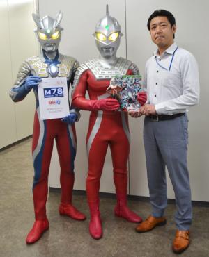 日刊スポーツを訪れたウルトラマンゼロ（左）とウルトラセブン（中央）
