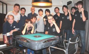 麻雀企業対抗戦で勝利したＣｙｇａｍｅｓチーム（右側）と敗れた講談社チーム