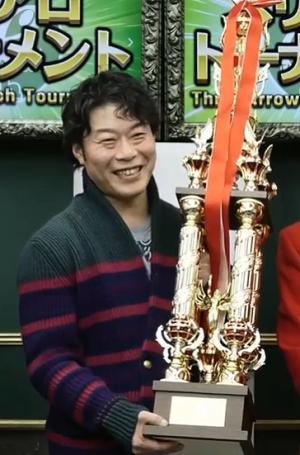 優勝トロフィーを手にし笑顔を見せるじゃい