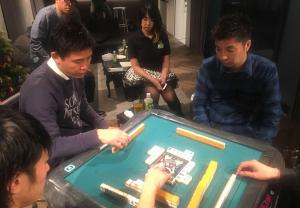 真剣な表情で対局する両チームの選手たち