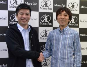 握手を交わすサイバーエージェント藤田社長（左）とシグナルトーク栢社長