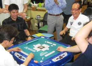 対戦を終えて笑顔を見せたCA藤田社長（左）とクレディセゾン林野社長