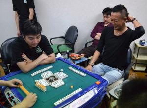 対局を終え、卓上を見詰めるCA藤田氏（左）とセガゲームス名越氏（右）