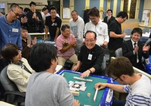 自らの上がりで優勝を決め、笑顔のクレディセゾン林野社長（中央）