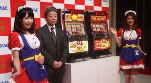ジャグラー新機種の横に立つ小林社長(左から2人目)とジャグラーガール