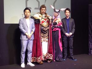 東京ゲームショウの藤商事ブースに登場した松平（左から２人目）ら