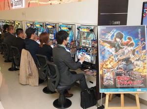 新機種「パチスロ戦場のヴァルキュリア」の内覧会の様子
