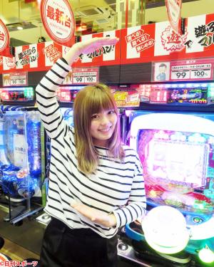 大当たり11回と圧勝した瀬戸サオリは、作品中の恒例ポーズで「シェー」と決める（撮影・柴田寛人）