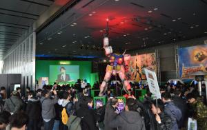 巨大なガンダム像を記念撮影するファンたち