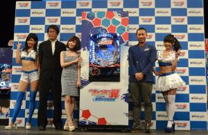 新機種を囲む高橋氏（左から2人目）益若（3人目）前園（4人目）
