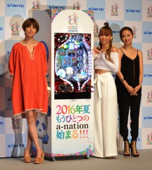 記念撮影におさまる左からhitomi、倖田来未、鈴木亜美