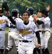 劇的なサヨナラ勝ちに、帽子を取って声援に応える茨城ＧＧ・萩本監督