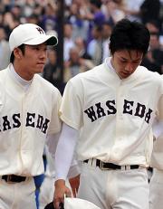 斎藤(左)はサヨナラ弾を許した松下の労をねぎらいながら引き揚げる