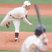 8回途中から3番手で登板した早大・斎藤(撮影・小沢裕)