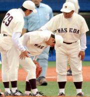 4回裏、打球が直撃した右太ももを押さえ痛そうにする早大・斎藤