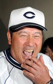 優勝を決めた中大・高橋善正監督は会見で笑顔を見せる