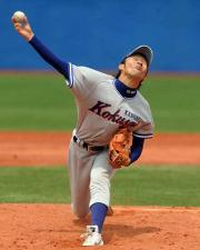 ５回途中から登板の関西国際大・榊原諒（撮影・柴田隆二）