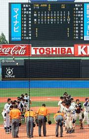東海大ナイン(左)と1イニング16点を奪われ逆転された明大ナイン