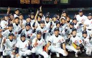 初優勝を決め、笑顔を見せる女子野球日本代表