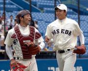 笑顔でベンチに戻る早大・斎藤（右）