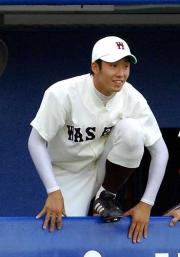 身を乗り出して試合を見つめる早大の斎藤（撮影・藤田啓輔）

