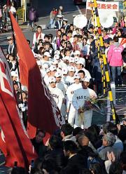 東伏見をパレードする早稲田の選手たち
