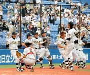 東海大を破り勝利した東海大海洋学部ナインは大喜びでベンチを飛び出す