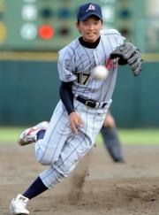 １１回表、ゴロに反応する東浜（撮影・水谷安孝）