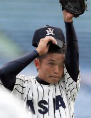 完投勝利して涙をぬぐう亜大・東浜（撮影・神戸崇利）