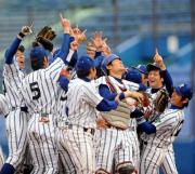 初優勝した立正大ナインは1番のポーズで大喜び(撮影・柴田隆二)