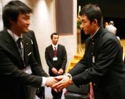 斎藤（右）は先輩のヤクルト青木と握手を交わす（撮影・浅見桂子）
