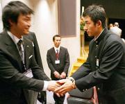 斎藤（右）は先輩のヤクルト青木と握手を交わす（撮影・浅見桂子）