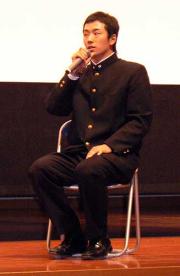 早稲田摂陵中学、高校で講演会を行った早大・斎藤（撮影・前田祐輔）