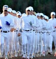 主将として部員の先頭に立ってランニングする早大・斎藤(中央)