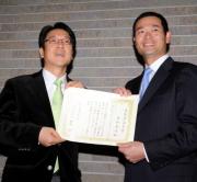 桑田氏は、平田教授と笑顔で賞状を手にする（撮影・山崎哲司）
