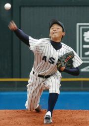 国学院大を３安打に抑え完封した亜大・東浜（共同）