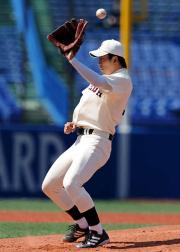 【法大-早大】打球に反応する早大・斎藤(撮影・藤田啓輔)