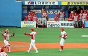 タイブレーク延長１３回で敗れ、悔しがる日産の選手たち（撮影・加藤哉）