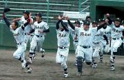 優勝が決まった瞬間、ベンチを飛び出して喜ぶ東海大海洋学部の選手たち