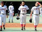 １点差で惨敗し涙をこらえる松井（右）と麻生。左は甲斐