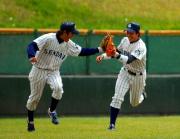 仙台大の安田三塁手（右）は、藤野左翼手とタッチを交わして勝利を喜ぶ