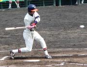 3回に公式戦初アーチを放つ東北福祉大の坂下順平外野手