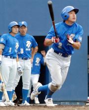 3回表1死二塁、右翼へ2ランを放つ七十七銀行・佐藤崇史中堅手
