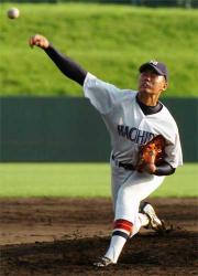 盛岡大対八戸大　９回から登板し３人で抑えた八戸大・前橋