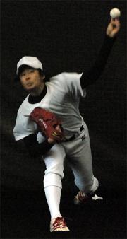 1月30日にブルペン初登板の森山は、捕手を立たせて約30球を投げ込む