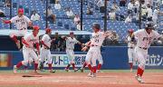 代打目時（右端）が死球を受けサヨナラ勝ちが決まり、喜びの富士大ナイン