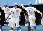 三塁走者がかえり同点。ベンチのナインが笑顔で迎える