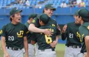 チームメートと本戦出場を喜び合うJR東日本東北・佐藤翔(中央後方)
